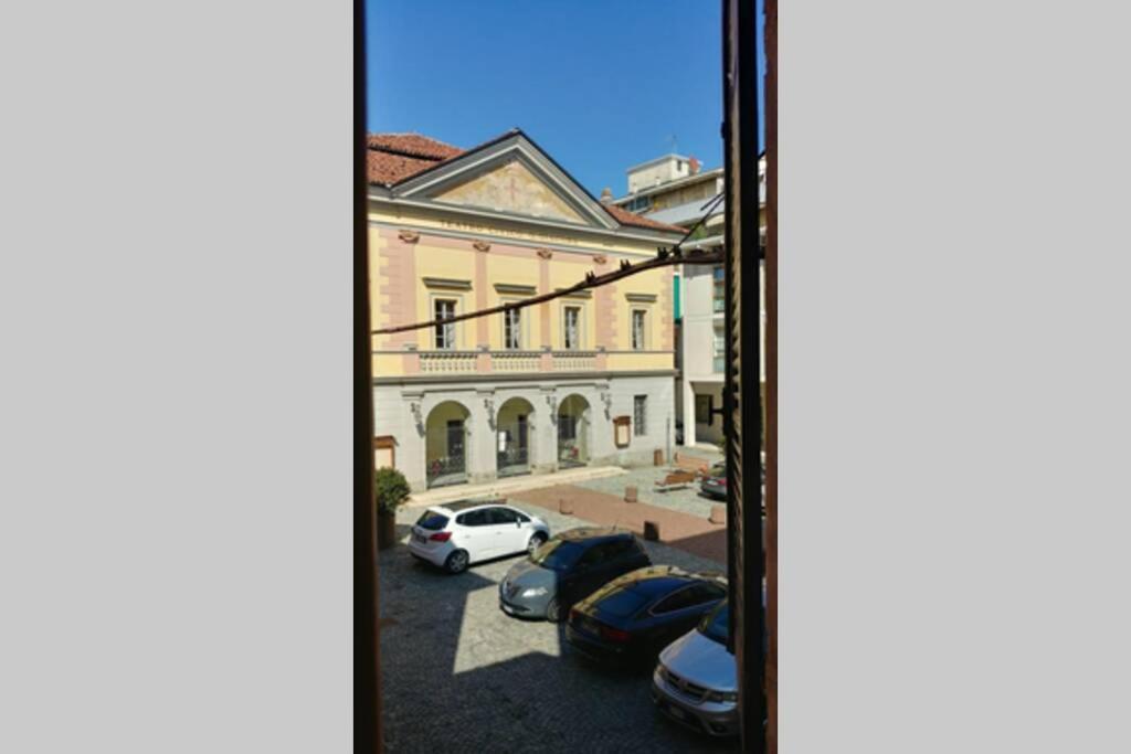 Dolce Eporedia Intero Alloggio Nel Centro Storico イヴレーア エクステリア 写真